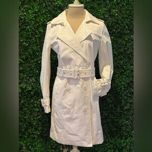 Crisp Spring trench coat - never worn!
Comfy mix of cotton, poly and elastane.